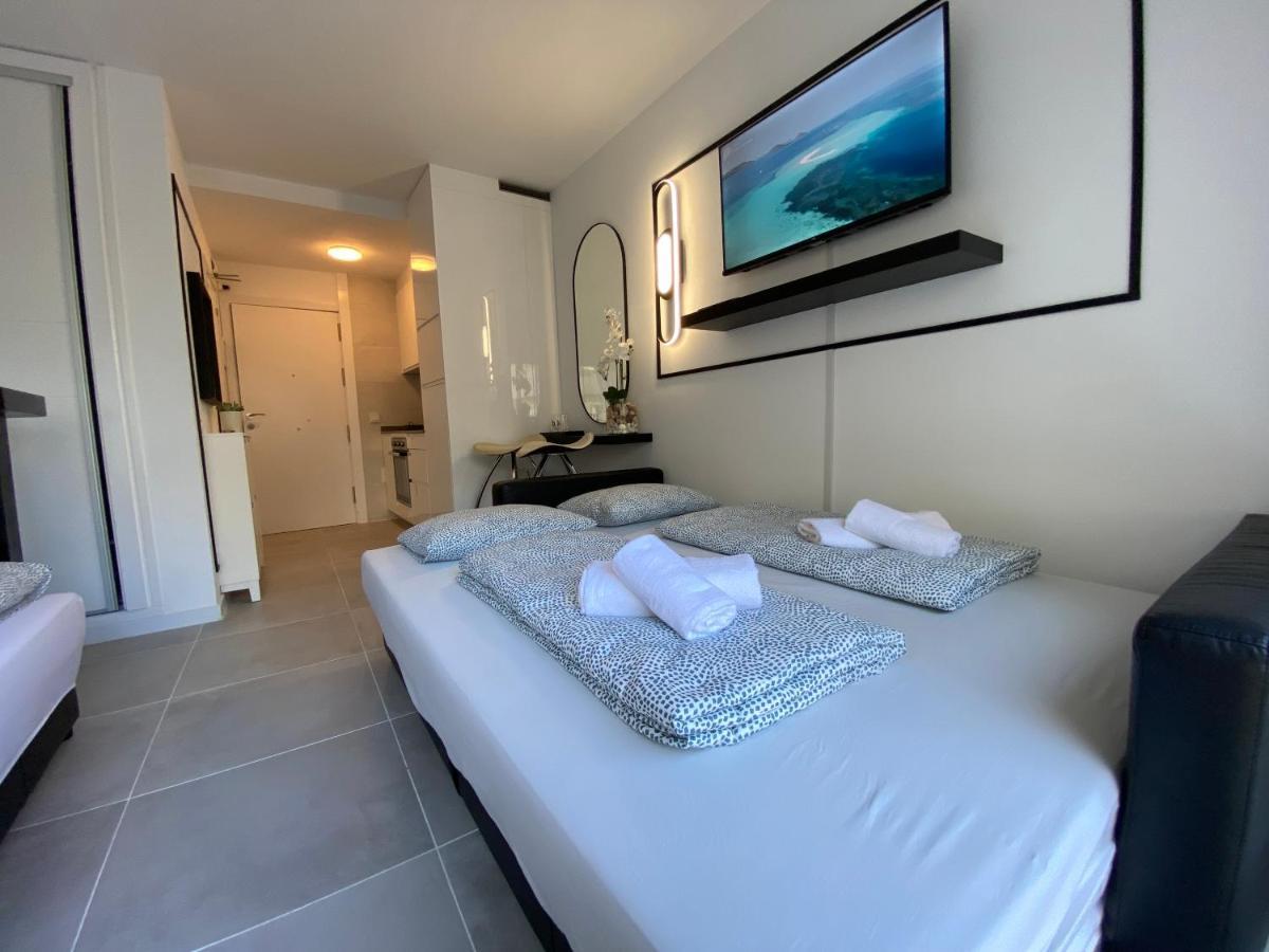 Modern Sea View Studio In Benal Beach Benalmádena Kültér fotó